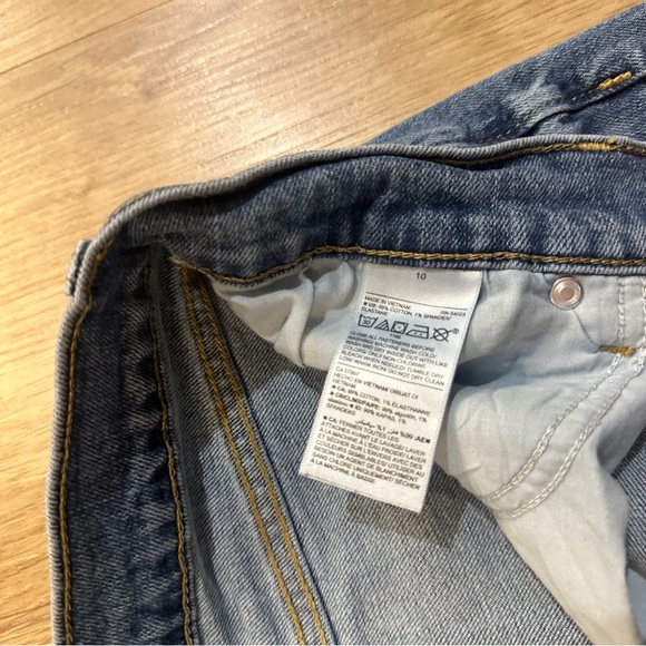 Old Navy Boyfriend Mid Rise Jeans - Picture 4 of 4